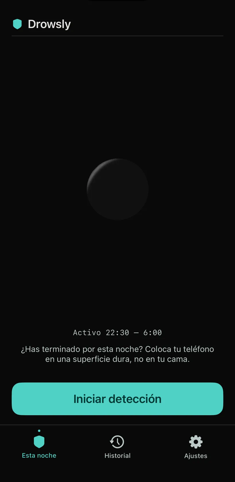 La pantalla «Esta noche» en reposo: una luna creciente atenuada, el horario activo y el botón «Iniciar detección».