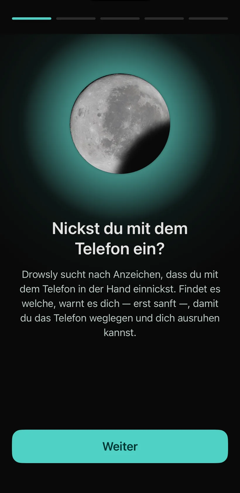 Der Willkommensbildschirm: ein leuchtender Mond über den Worten &bdquo;Nickst du mit dem Telefon ein?&ldquo;