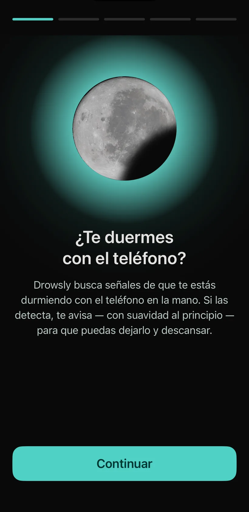 La pantalla de bienvenida: una luna brillante sobre las palabras «¿Te duermes con el teléfono?».