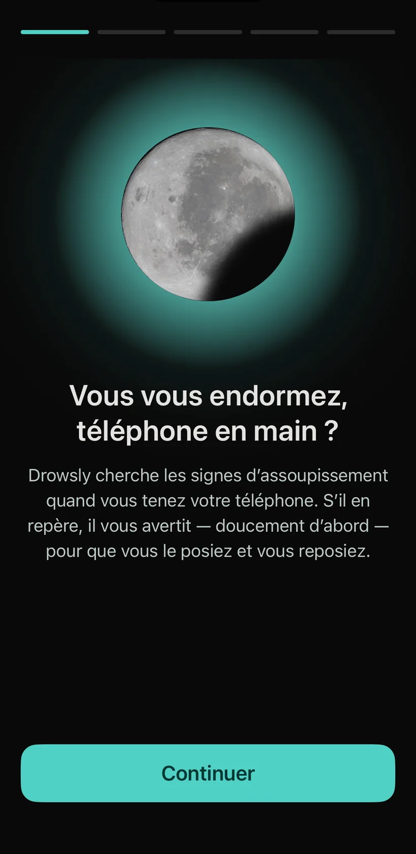 L’écran d’accueil : une lune lumineuse au-dessus des mots « Vous vous endormez, téléphone en main ? ».