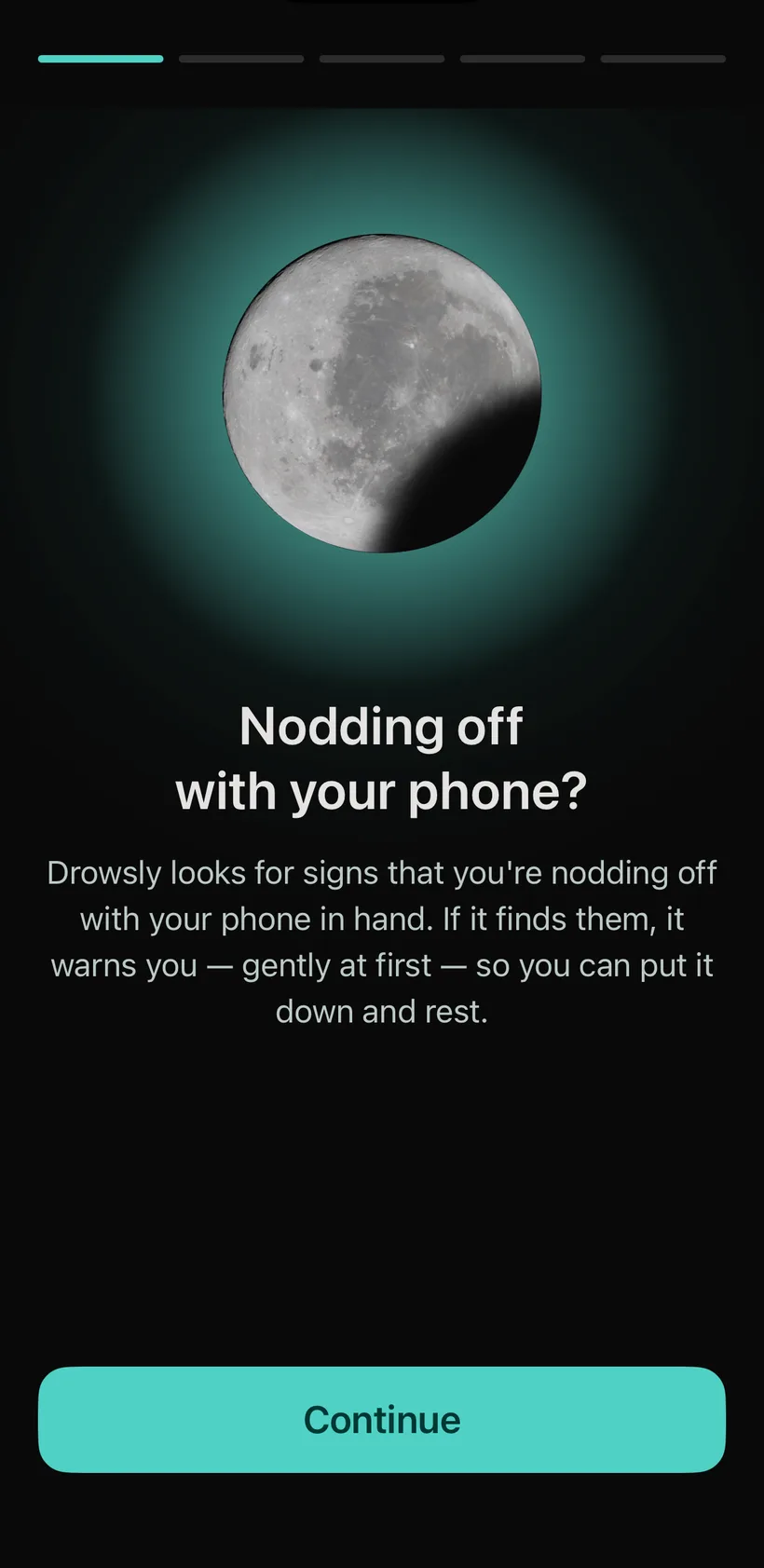 La schermata di benvenuto: una luna luminosa sopra le parole «Nodding off with your phone?».